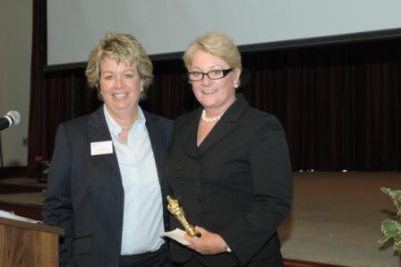  Alumni Association president Joanne Fink ’76 (l) congratulates Nancy Loving ’68 as the 2008 recipient of the Distinguished Achievement Award.