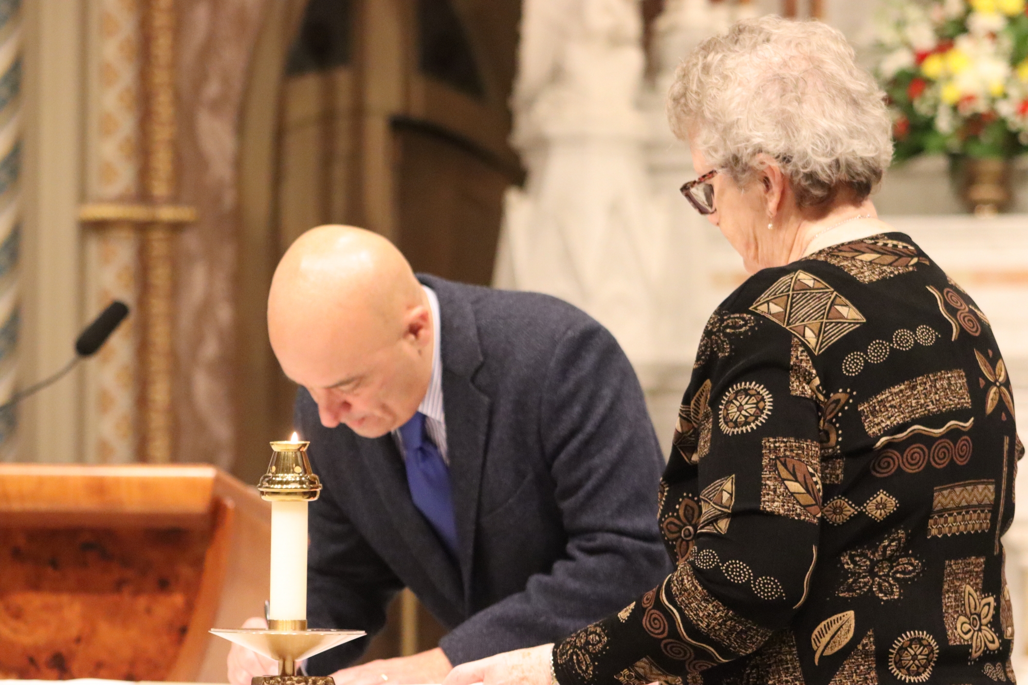 During the Mass of Commitment, Dr. Latimer signed his commitment and dedication to Chestnut Hill College in front of members of the SSJ and CHC communities.
