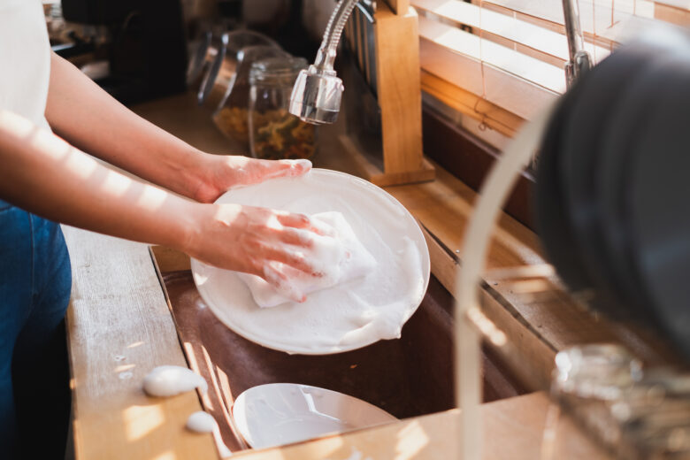 hands washing dishes